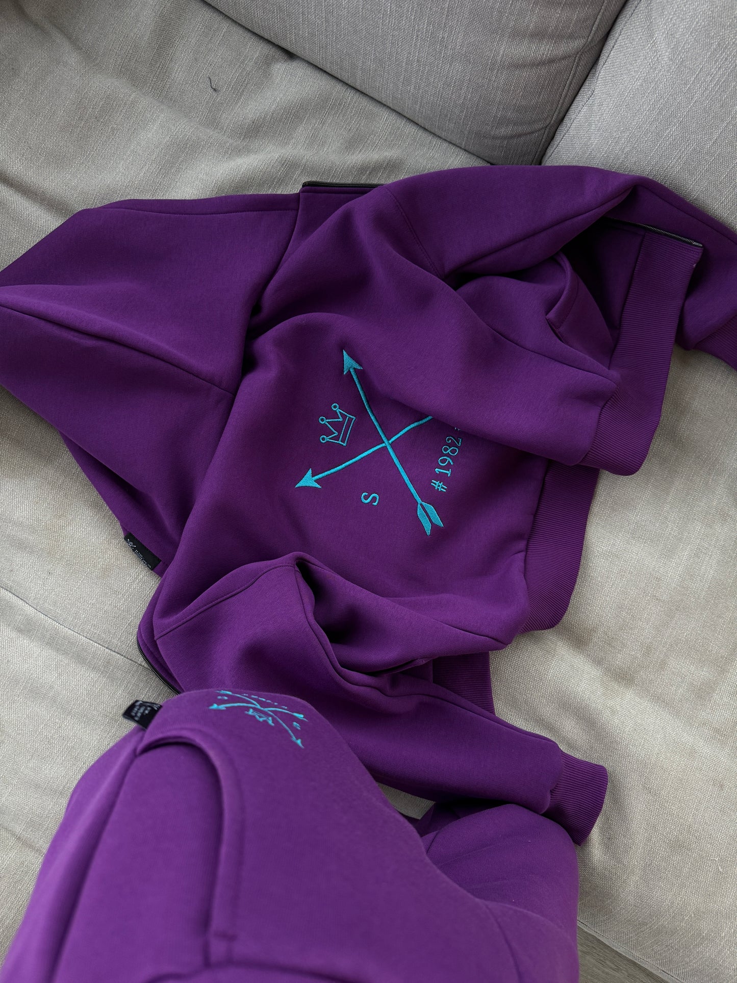 „Purpurinis" džemperis su turkio siuvinėjimu