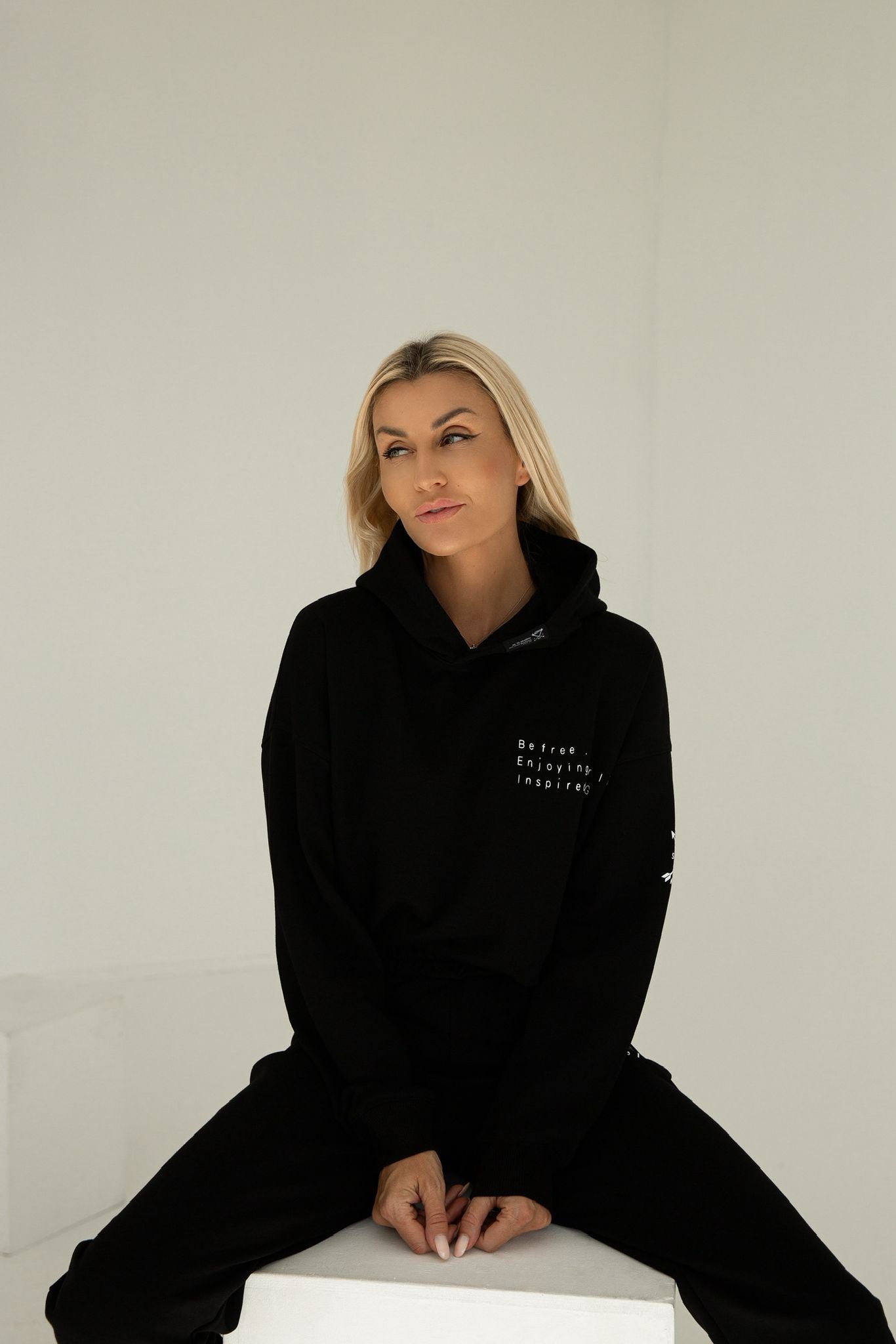 Juodos spalvos kostiumėlis | PRE - ORDER