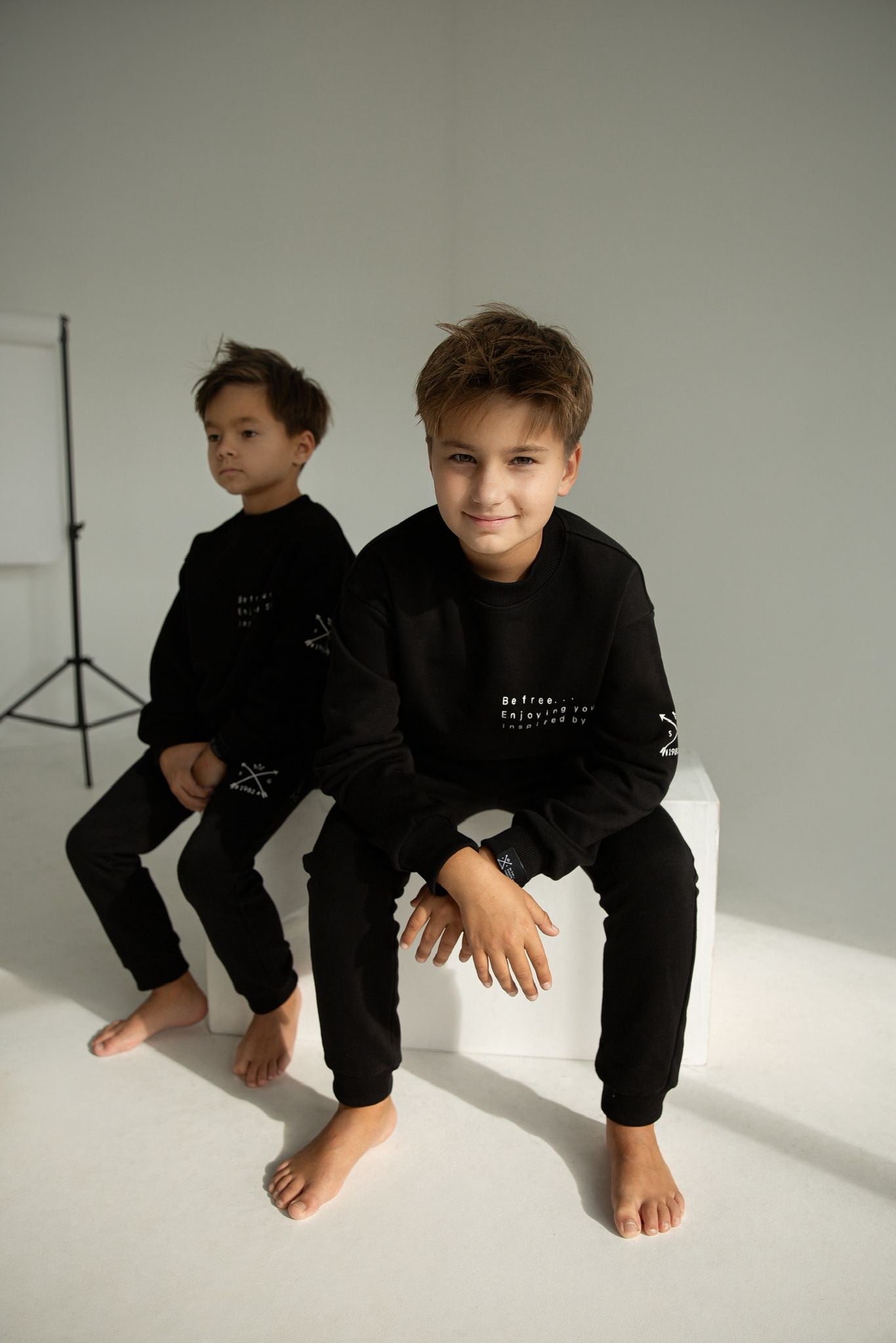 Juodo trisiūlio vaikiškas kostiumėlis BE KAPIŠONO  | PRE - ORDER