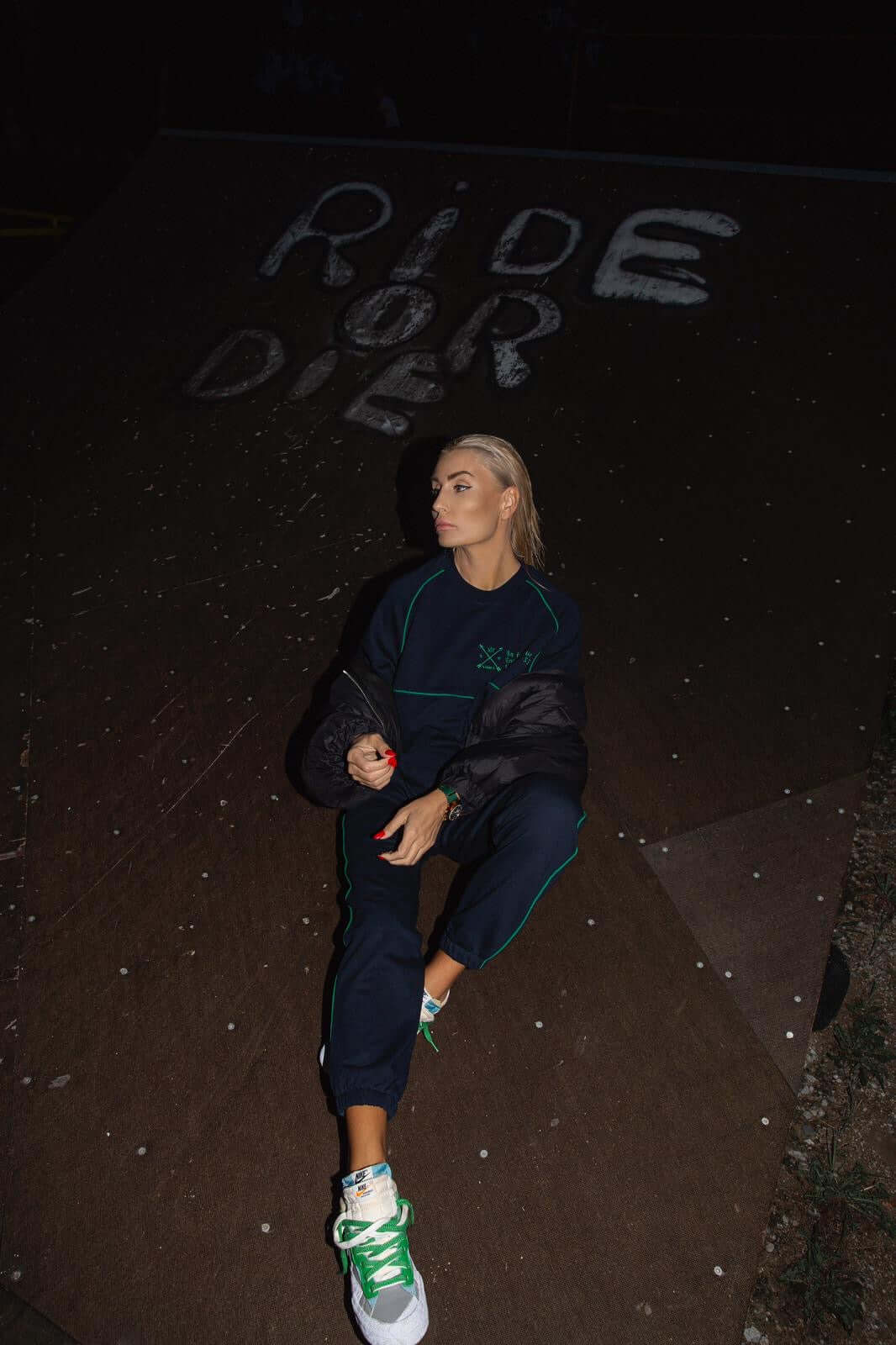 Mėlynas kostiumėlis su žaliu siuvinėjimu