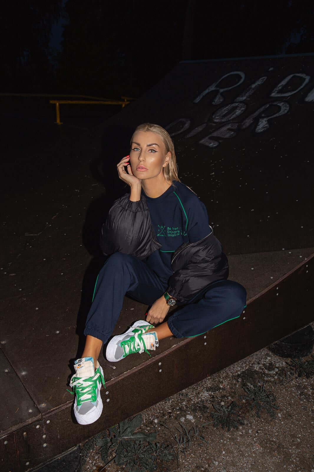 Mėlynas kostiumėlis su žaliu siuvinėjimu