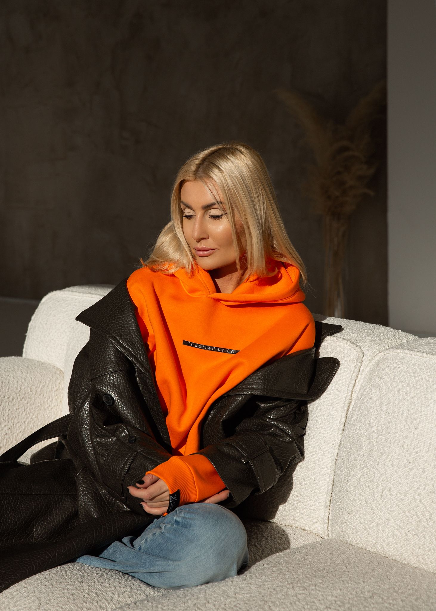 Orange pūkio džemperis