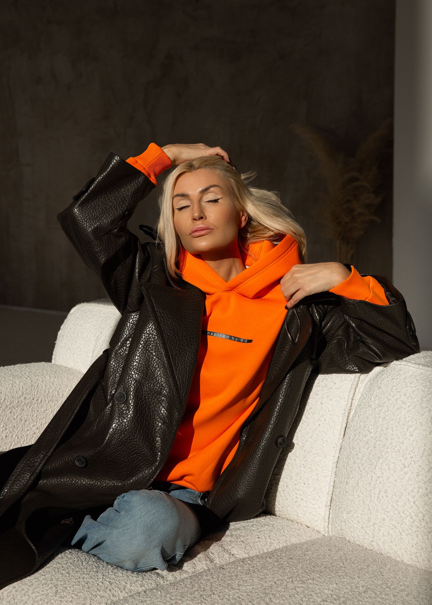 Orange pūkio džemperis