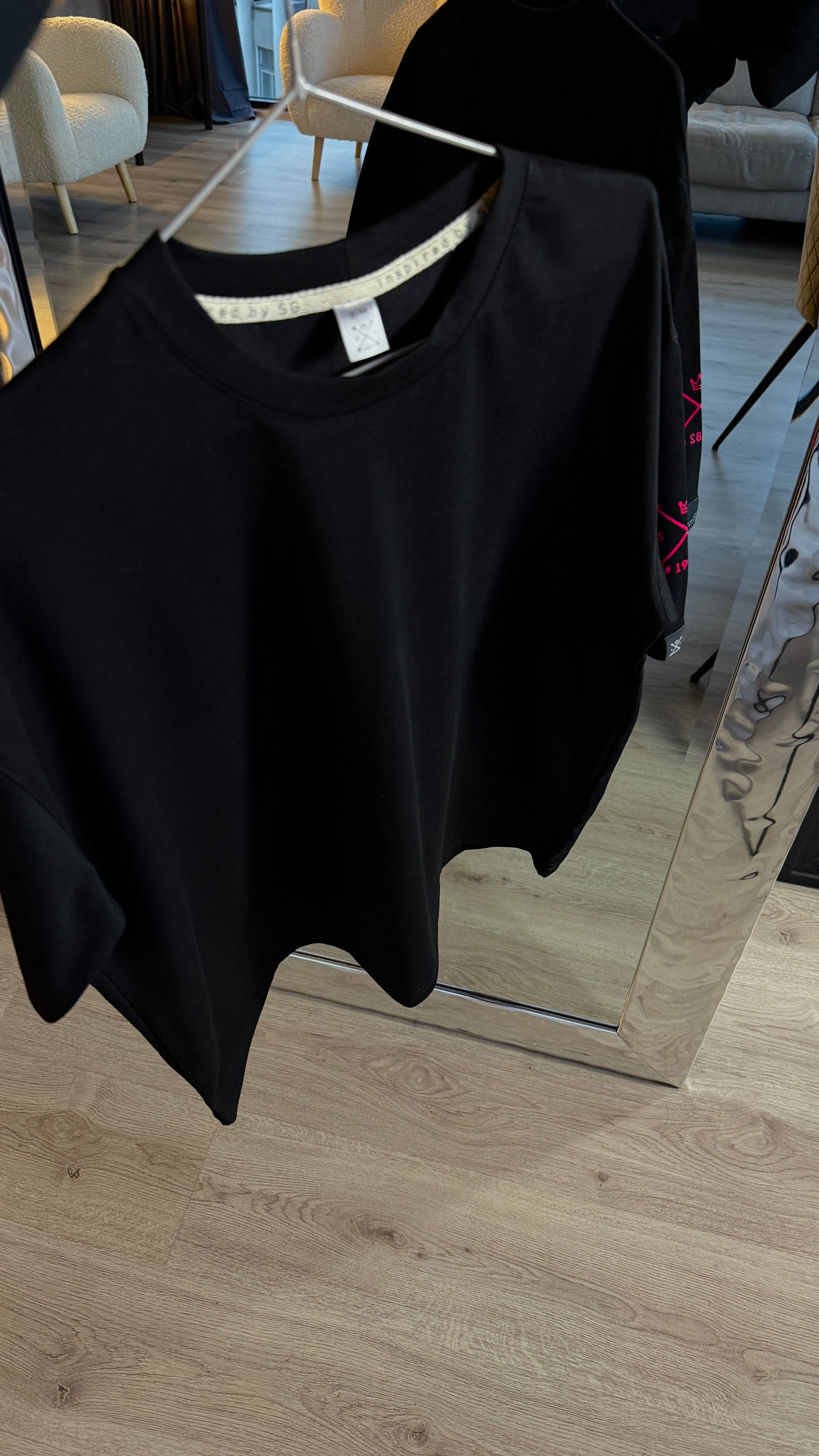 Juodi marškinėliai su rožiniu logo