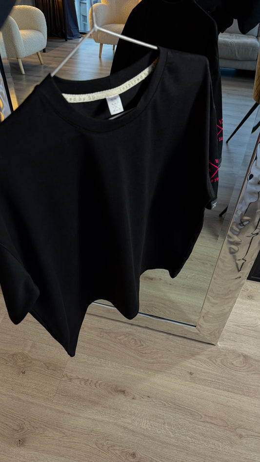 Juodi marškinėliai su rožiniu logo