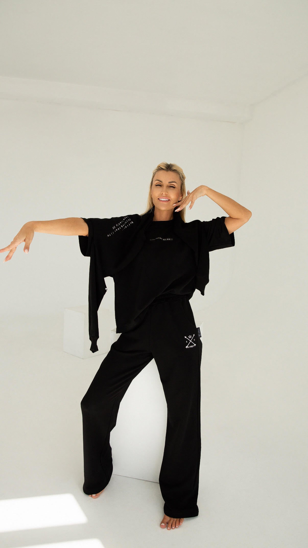 #SG1982# Juodo trisiūlio džemperis